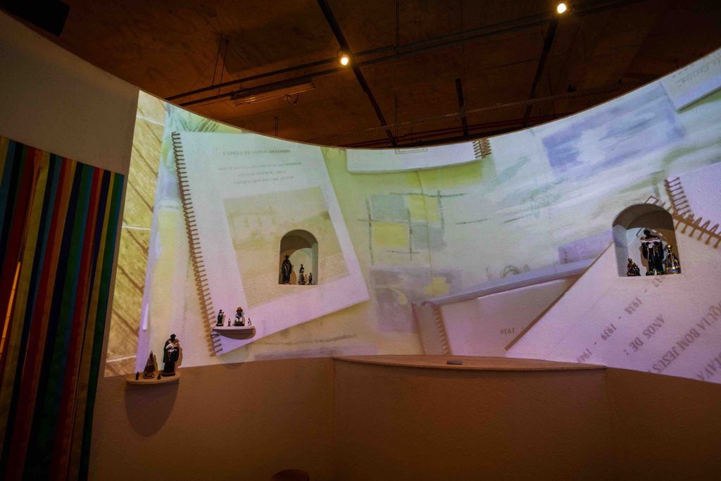 Sorocaba 06 de março de 2026 | 4ª edição da Frestas – Trienal de Artes no Sesc Sorocaba que ocorre de 28 de fevereiro a 16 de agosto de 2026, com o tema "do caminho um rezo | Cartografia Negra + Irmandade de São Benedito de Itu + Irmandade Nossa Senhoras dos Homens Pretos de Sorocaba + Quilombo Cafundó | Obra Memórias da Terra | Foto: Nilton Fukuda