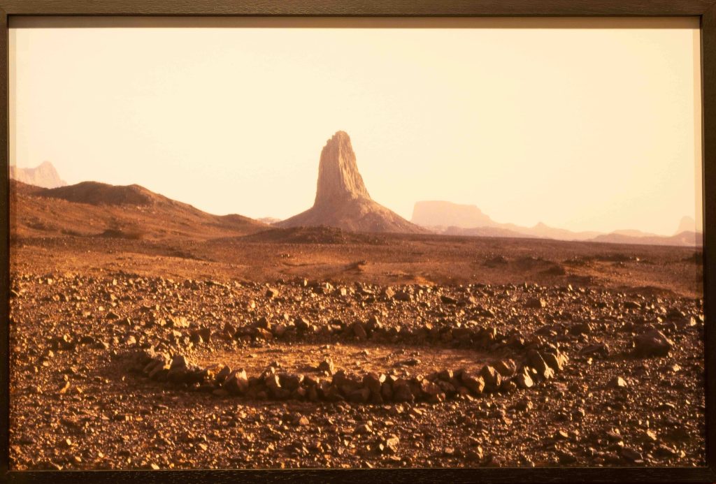 Sorocaba 06 de março de 2026 | 4ª edição da Frestas – Trienal de Artes no Sesc Sorocaba que ocorre de 28 de fevereiro a 16 de agosto de 2026, com o tema "do caminho um rezo | 03 G2 Richard Long | Obra Sahara Circle | Foto: Nilton Fukuda