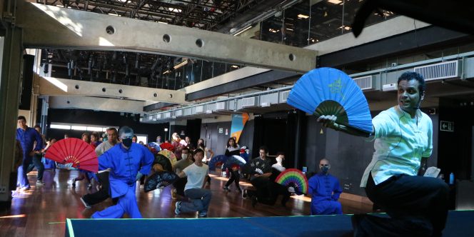 Aula de Tai Chi, utilizando Leques com o professor Gil Rodrigues 