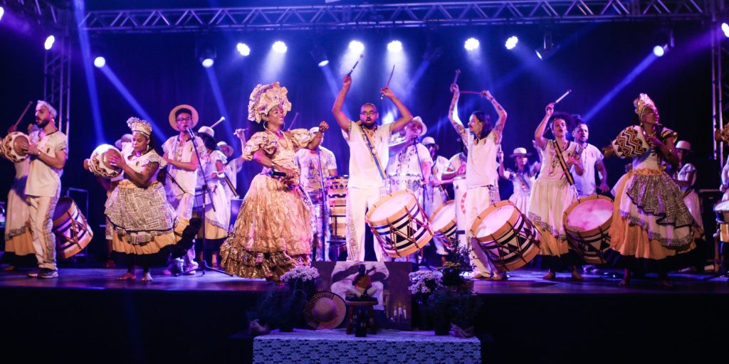 Foto de Maracatu Ouro do Congo no palco.
