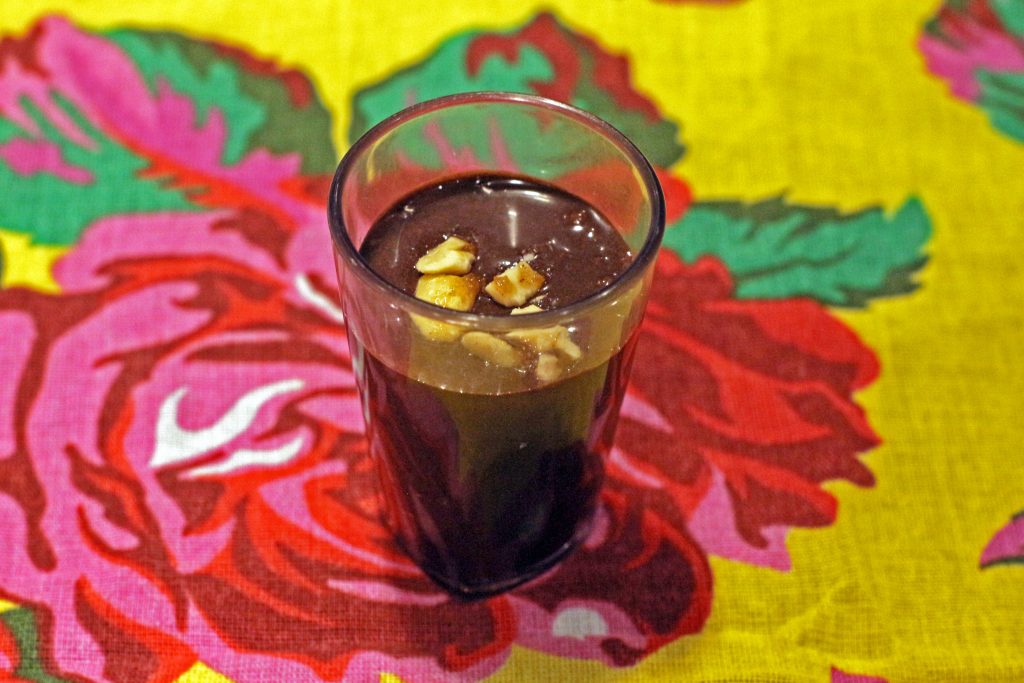 Brigadeiro tradicional com crocante de amendoim