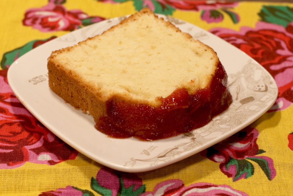 Bolo Sesc: Bolo de mandioca com coco e calda de goiabada
