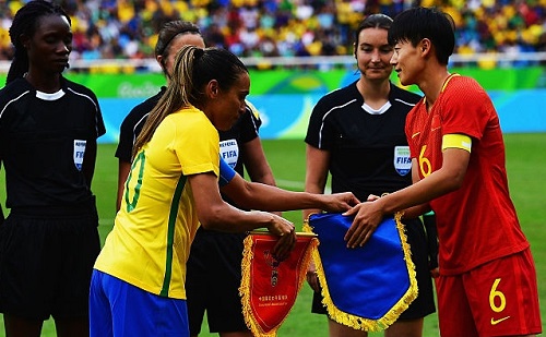 Confecção de Flâmulas - Stuart Franklin - FIFA/FIFA via Getty Images