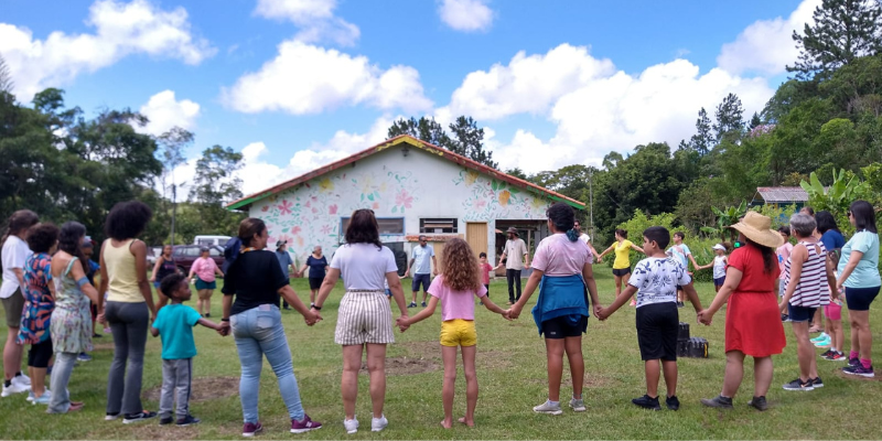 Foto de roda de pessoas no Sitio Olho DAgua