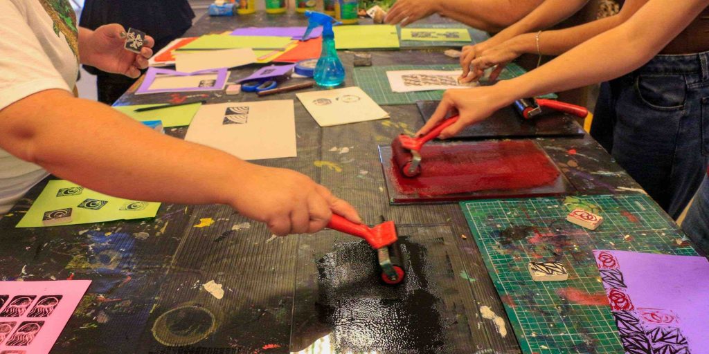 Ateliê Frestas stencil e colagem | Sesc Sorocaba
