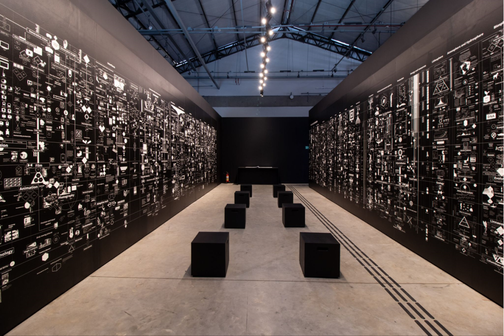 “Calculando Impérios: uma Genealogia da Tecnologia e do Poder desde 1500”, de Kate Crawford e Vladan Joler.
Foto: Natt Fejfar