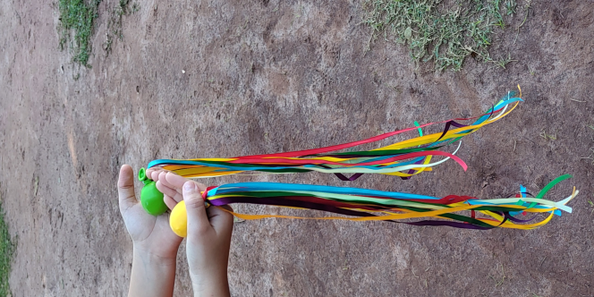 Bolinhas de fitas no ar (Foto Divulgação)